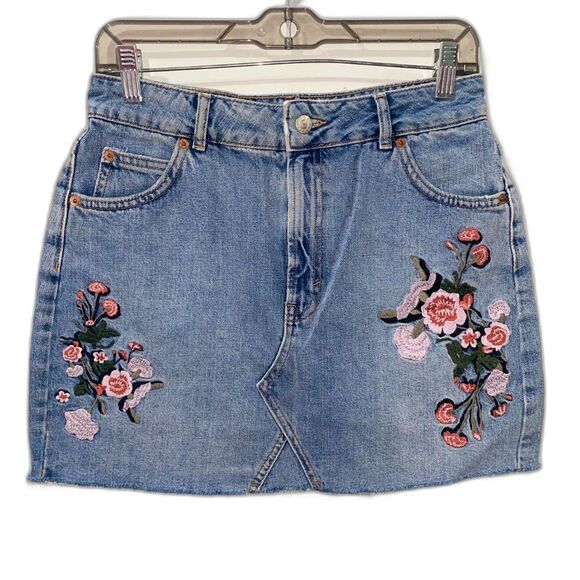 Topshop Dresses & Skirts - Topshop Moto Floral Embroidered Denim Mini Jean Skirt Raw Hem Size 8